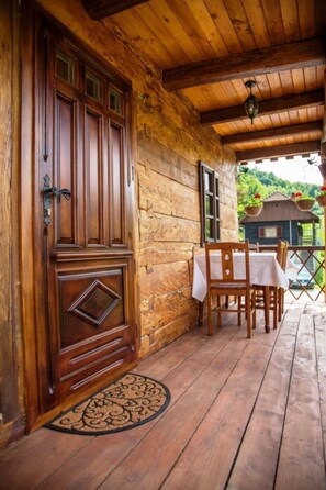 Outdoor dining - für 4 Personen und 1 Kind in Tuhelj, Nordkroatien by Interhome (Tuhelj)