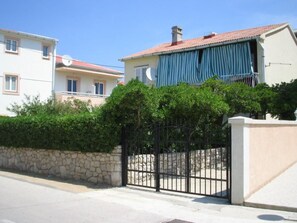 Exterior - Große Ferienwohnung in Pag mit Privater Terrasse by Interhome (Pag/Pag)