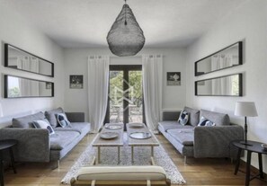 TV, fireplace - Villa 200 Meter vom Pramousquier Strand by Interhome (Le Lavandou)