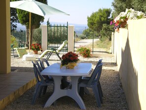 Outdoor dining - Les Colombes du Ventoux by Interhome (Le Barroux)