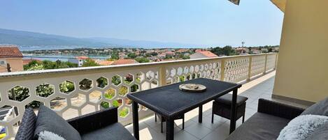 تناول الطعام بالخارج