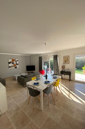Dining - Villa Chemin du Lirac in Tavel by Interhome (Tavel)