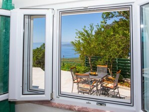 Outdoor dining - Günstiges Ferienhaus mit Pool und Meerblick by Interhome (Bast)