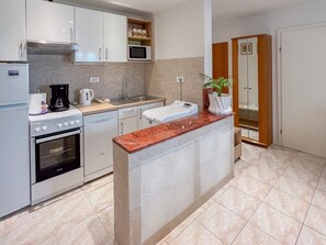 Refrigerador, microondas, horno y lavavajillas 
