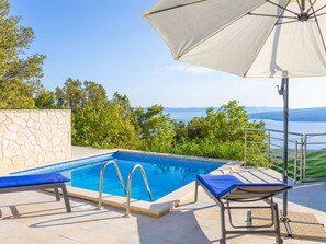 Pool - Günstiges Ferienhaus mit Pool und Meerblick by Interhome (Bast)