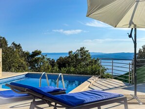 Pool - Günstiges Ferienhaus mit Pool und Meerblick by Interhome (Bast)