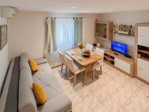 Living area - Günstiges Ferienhaus mit Pool und Meerblick by Interhome (Bast)
