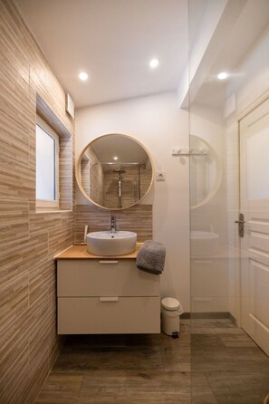 Bathroom - Gîte im Herzen der Weinberge, Terrasse mit atemberaubendem Blick auf das Meer, by Interhome (Le Pradet)