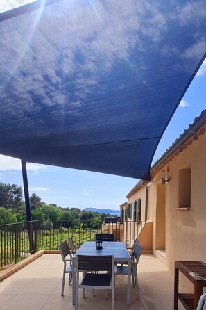 Outdoor dining - Gîte im Herzen der Weinberge, Terrasse mit atemberaubendem Blick auf das Meer, by Interhome (Le Pradet)