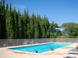 A heated pool - Gîte im Herzen der Weinberge, Terrasse mit atemberaubendem Blick auf das Meer, by Interhome (Le Pradet)
