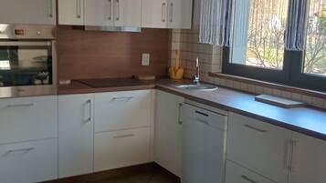 Jääkaappi, uuni, astianpesukone, keittoastiat/astiat/ruokailuvälineet