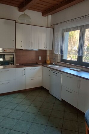 Jääkaappi, uuni, astianpesukone, keittoastiat/astiat/ruokailuvälineet