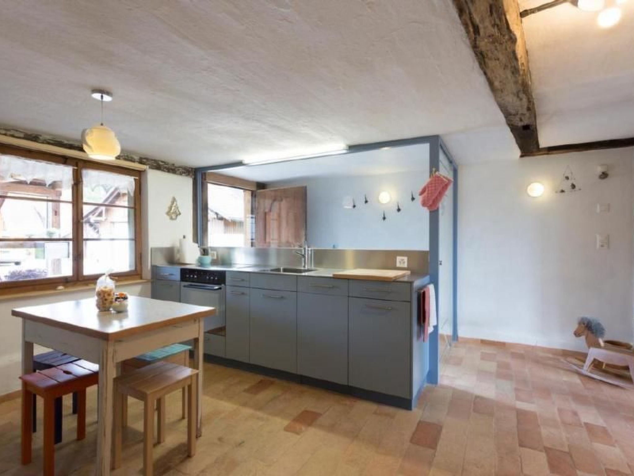 Refrigerador, horno, lavavajillas y utensilios de cocina 