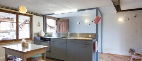 Refrigerador, horno, lavavajillas y utensilios de cocina