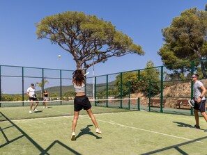 Sports court - im Herzen eines provenzalischen Weinguts, Terrasse mit Meerblick, Pool by Interhome (Le Pradet)
