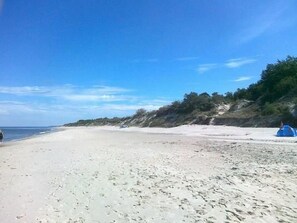 A beach with a tent and a clear sky. - Apartamenty Kornel by Interhome (Pobierowo)