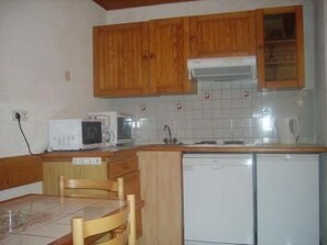 Frigorífico, microondas, horno y lavavajillas