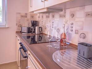 Kühlschrank, Mikrowelle, Ofen, Kochgeschirr/Geschirr/Besteck
