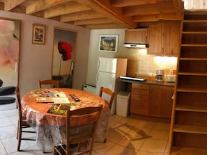Fridge, microwave, oven, cookware/dishes/utensils - Wassermühle am Fluss by Interhome (Ferrières)