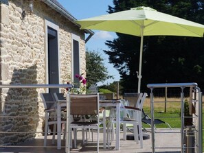 Outdoor dining - Domäne "Gîte de Languivoa" (Unterkunft in Languivoa) by Interhome (Plonéour-Lanvern)