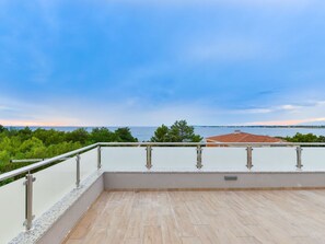 A rooftop terrace with a view of the sea and distant buildings. - Villa mit Dachterrasse und Pool - Agentur TA Leut by Interhome (Zaton)