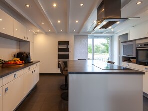 Fridge, microwave, oven, dishwasher - Villa Beheizter Innenpool 30 by Interhome (Ploudalmezeau)