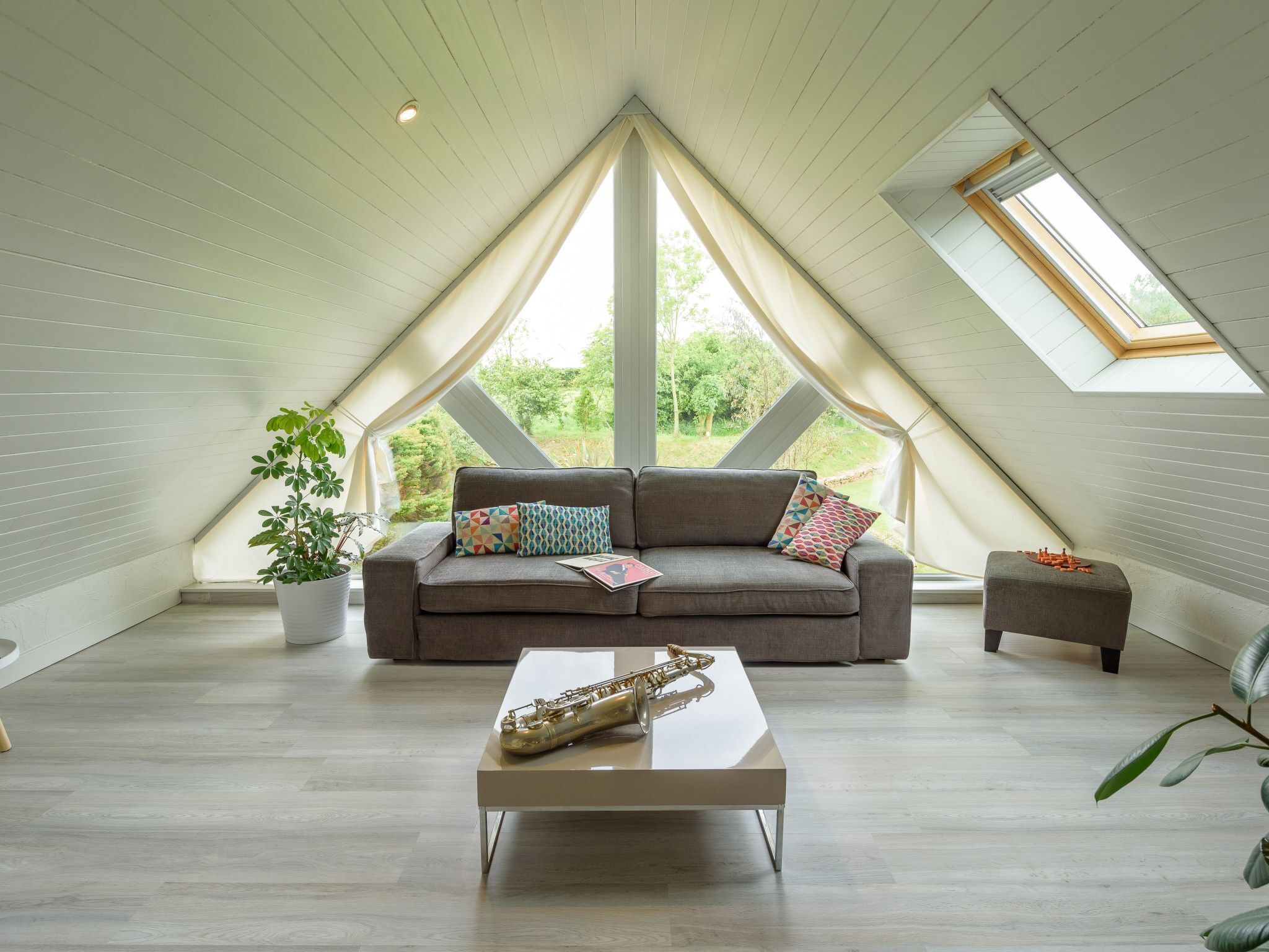 Een televisie en een open haard