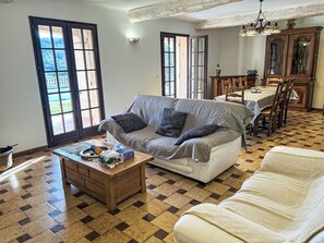 TV, DVD player - beheizter Pool ab Mitte April by Interhome (Cabasse)