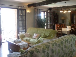 Fernseher, Kamin, DVD-Player