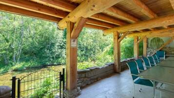 屋外ダイニングエリア