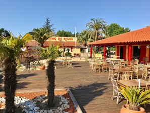Outdoor dining - Greenchalets Argeles sur Mer ( Frankreich) by Interhome (Argelès sur Mer)