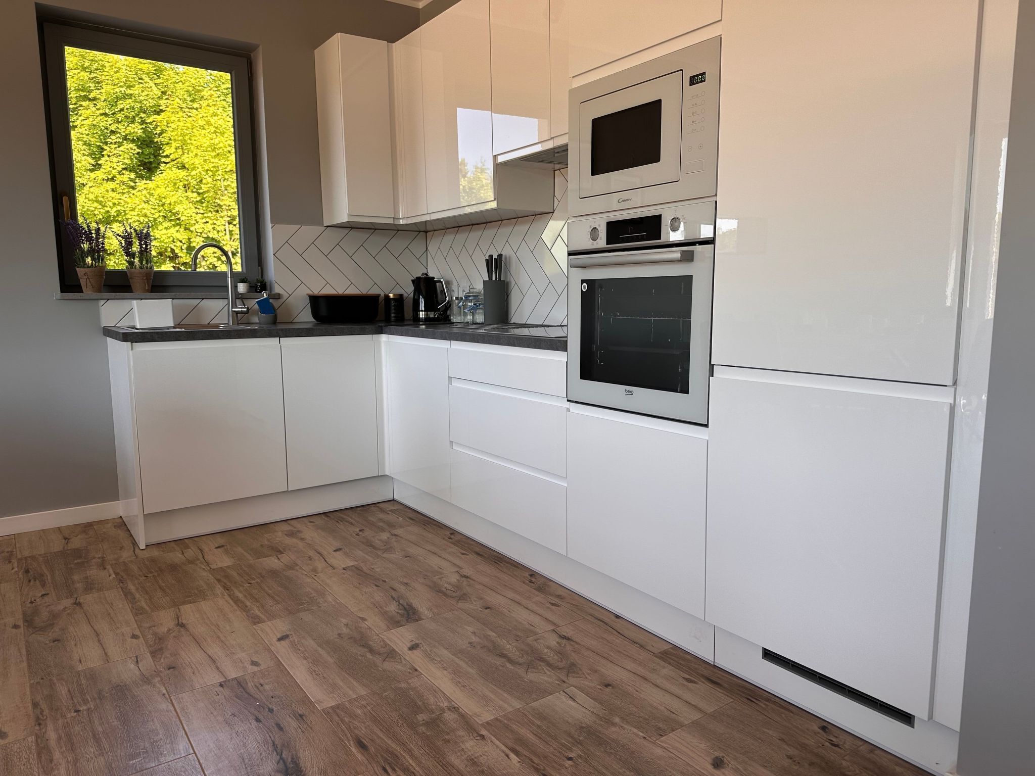 Refrigerador, microondas, horno y lavavajillas 