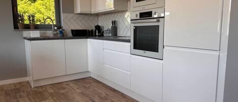 Refrigerador, microondas, horno y lavavajillas