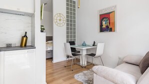 Een modern appartement met een keuken, een eethoek en een woonkamer.