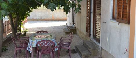 تناول الطعام بالخارج