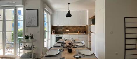 Réfrigérateur, four à micro-ondes, un four, lave-vaisselle