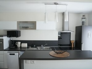 Kühlschrank, Mikrowelle, Ofen, Geschirrspüler