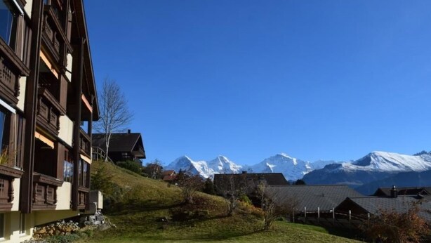 A traditional chalet with a view of snow-capped mountains. - Haus Ahorni by Interhome (Beatenberg)