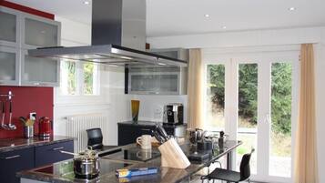 Kühlschrank, Ofen, Geschirrspüler, Kochgeschirr/Geschirr/Besteck