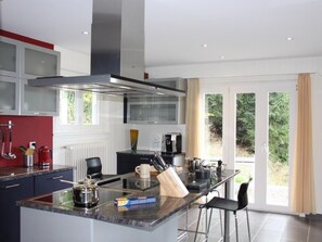 Fridge, oven, dishwasher, cookware/dishes/utensils