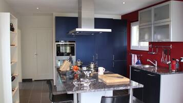 Kühlschrank, Ofen, Geschirrspüler, Kochgeschirr/Geschirr/Besteck