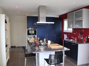 Fridge, oven, dishwasher, cookware/dishes/utensils