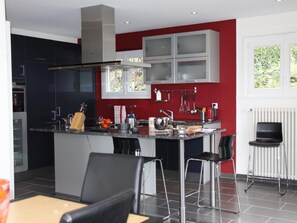 Fridge, oven, dishwasher, cookware/dishes/utensils