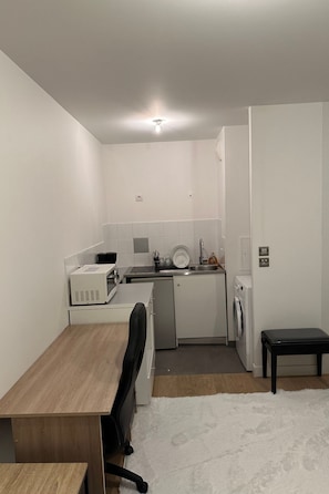 Kühlschrank, Mikrowelle, Geschirrspüler, Kochgeschirr/Geschirr/Besteck
