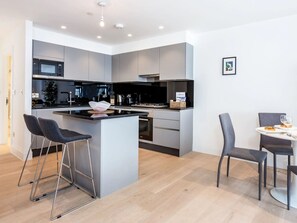 Fridge, microwave, oven, dishwasher - Urban Stay Oxford Circus 2-Bett 2-Bad by Interhome (Soho)