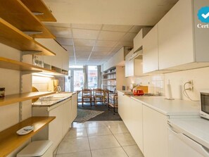 Fridge, microwave, cookware/dishes/utensils - Freundliches Budget-StudioApartment 36m2 in Montmartre by Interhome (Paris)