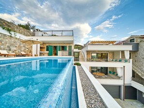 Pool - Wunderschön gestaltete Villa Mladenka in Suhi Potok by Interhome (Omiš)