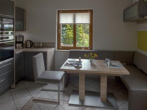 Fridge, microwave, oven, dishwasher - Appartement mit Bergblick by Interhome (Bad Elster)
