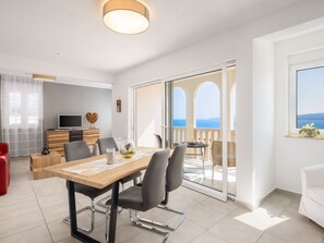 Dining - Moderne, helle Ferienwohnung mit Meerblick by Interhome (Omiš)