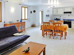 TV - Morard - Bonnieux Appt Bleu Provence by Interhome (Bonnieux)